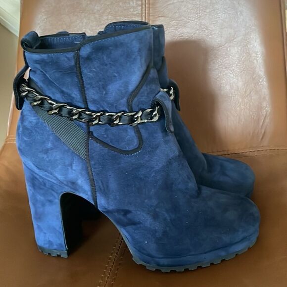 Karl Lagerfeld Lark Chain Suede Booties Size 8/ Excellent - Picture 4 of 7